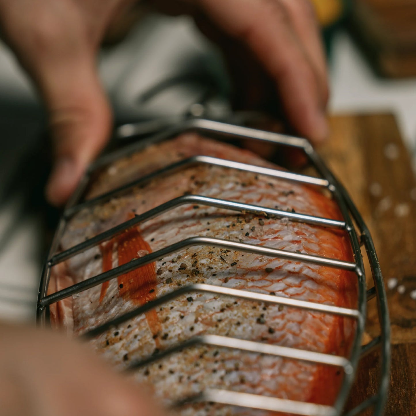 INGRILL Stainless Steel Fish Rack for Barrel & Drum Smokers – 304 Stainless Steel Hanging Fish Basket with Locking Hinge for Vertical Smoking & Grilling